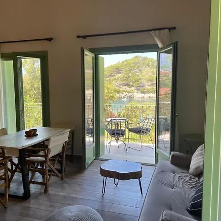 Beachfront Apartment, Center Village, 20m - Near Myrtos - Fiskardo アパート アソス